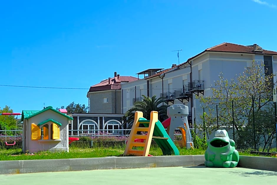 Hotel Riviera 3 Stelle con piscina estiva gratuita e garage a pagamento