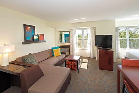 One-Bedroom Queen Suite with Sofa Bed - Mobility Accessible with Tub
