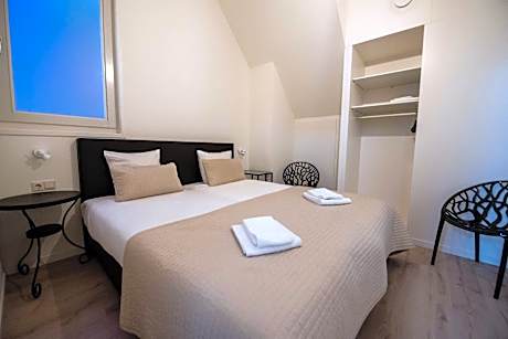 Two-Bedroom Apartment with Four Single Beds and Balcony