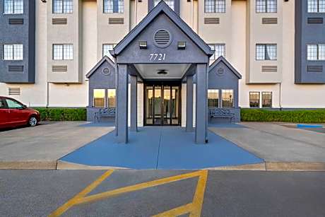 Days Inn by Wyndham near Kansas Speedway
