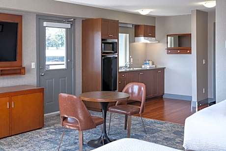 Suite, 2 Queen, Corner room, Balcony