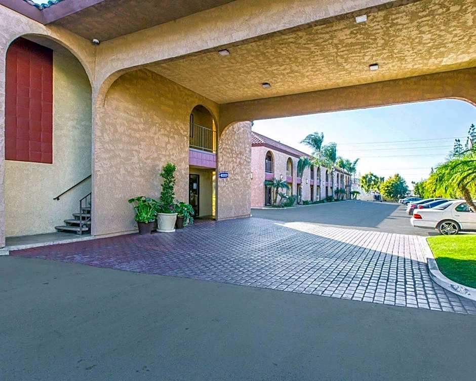 Rodeway Inn & Suites Colton-Riverside