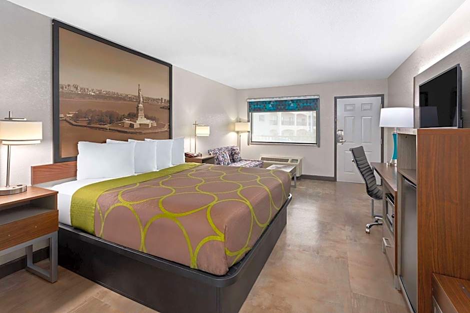 Super 8 by Wyndham Prattville Montgomery