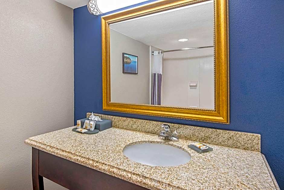 La Quinta Inn & Suites by Wyndham Denison - North Lake Texoma