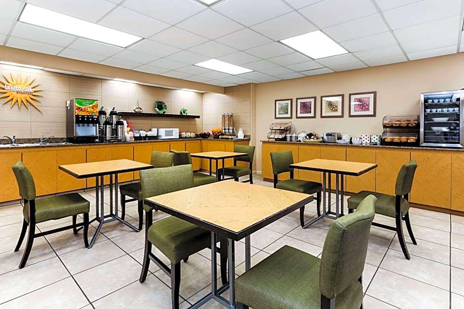 La Quinta Inn & Suites by Wyndham St. Pete-Clearwater Airport