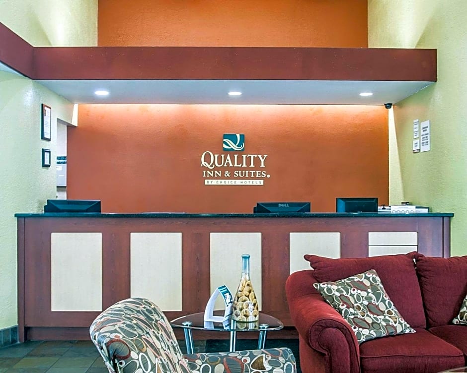 Quality Inn & Suites Kansas City I-435n Near Sports Complex