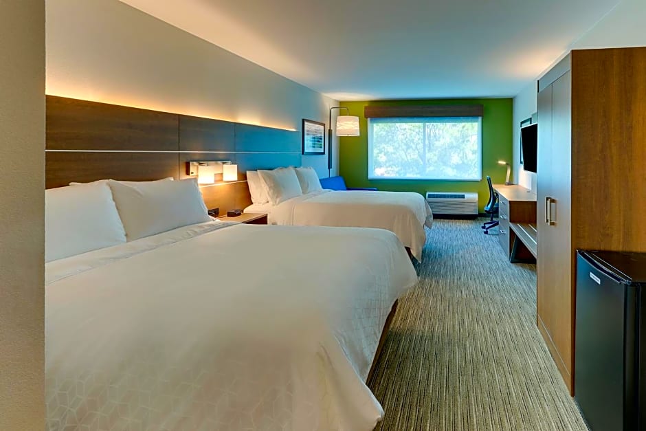 Holiday Inn Express & Suites Roanoke - Civic Center