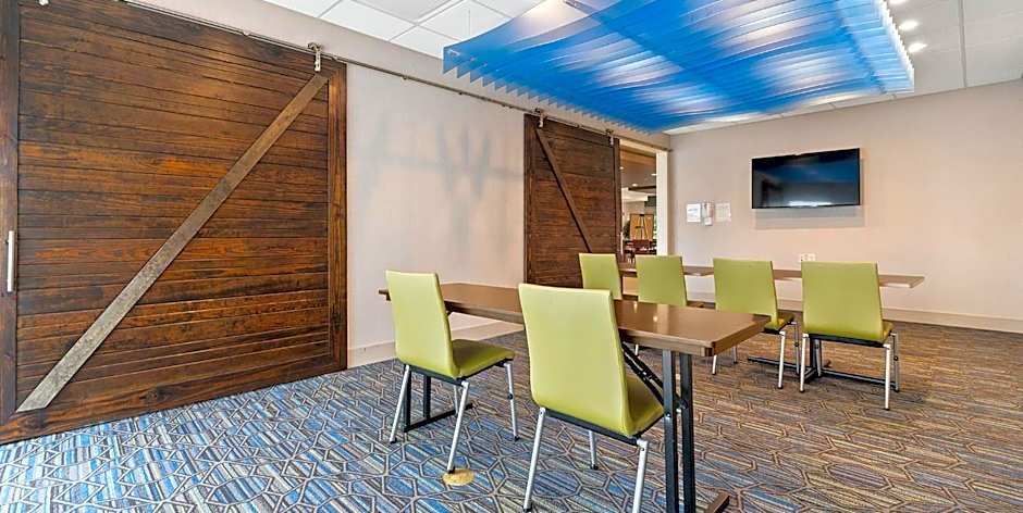 Holiday Inn Express & Suites Macon North By IHG
