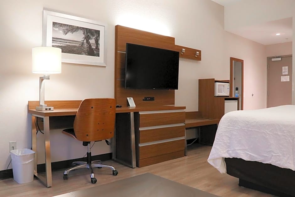 Days Inn & Suites by Wyndham Fort Myers Near JetBlue Park