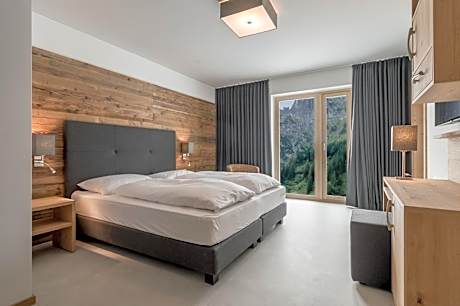 Family Room with Mountain View - Annex