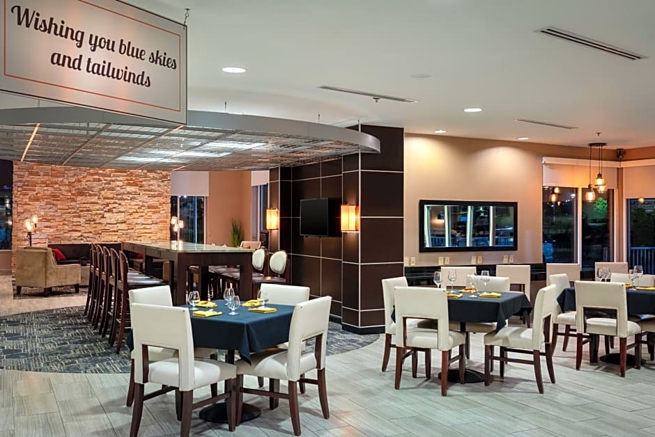 DoubleTree by Hilton Hotel Savannah Airport