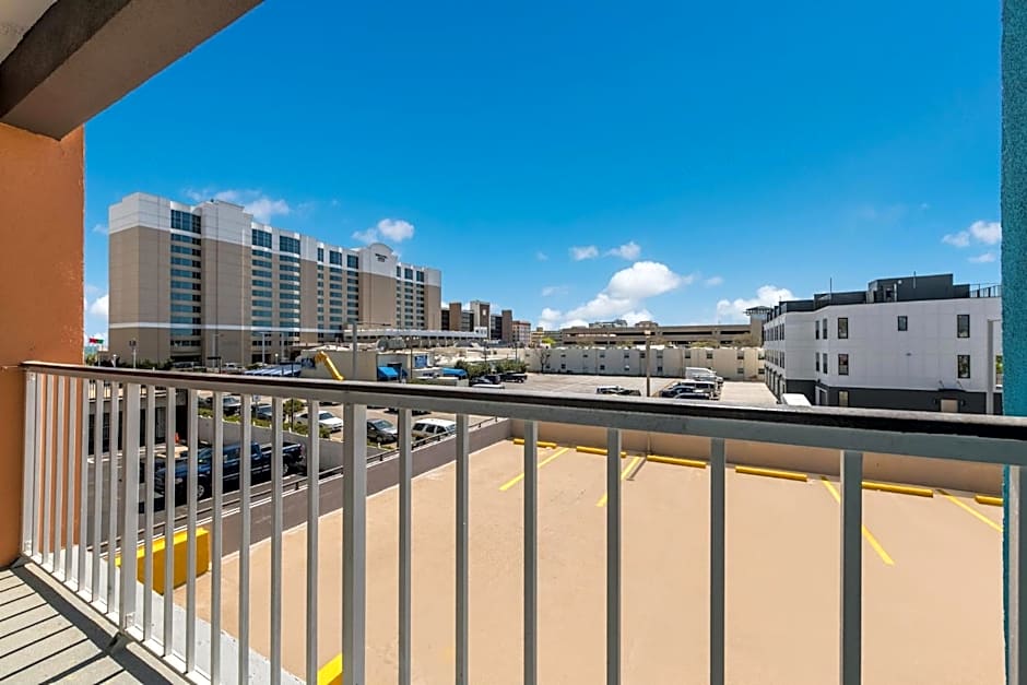 Red Roof PLUS & Suites Virginia Beach - Seaside