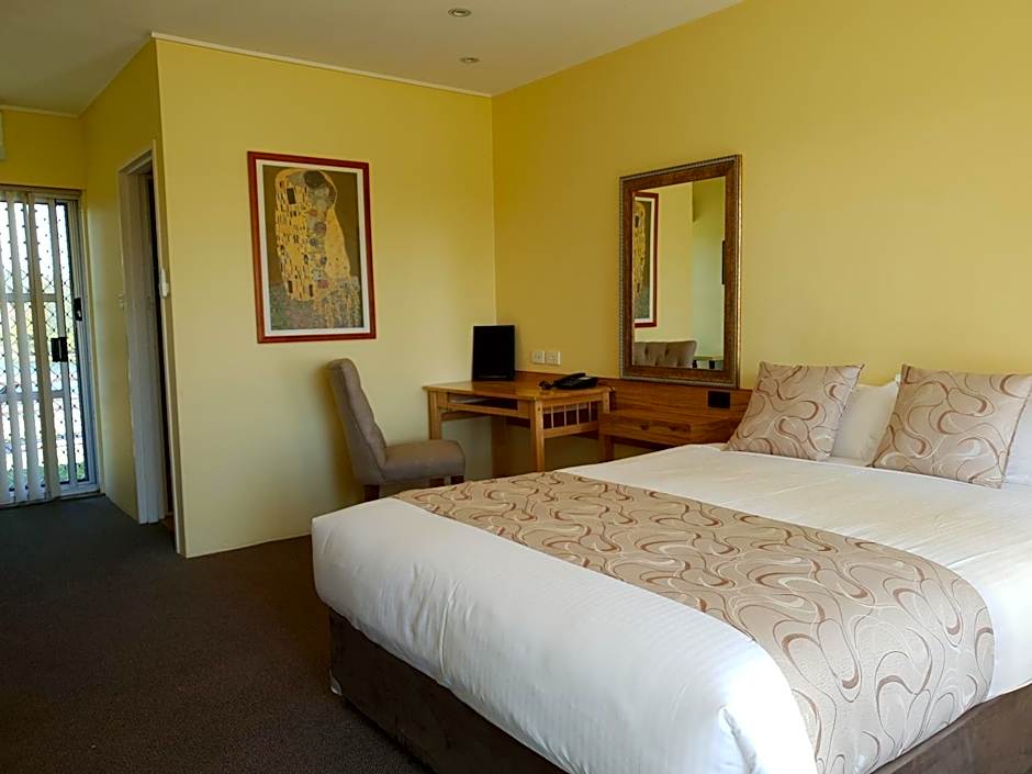 Moon River Motor Inn