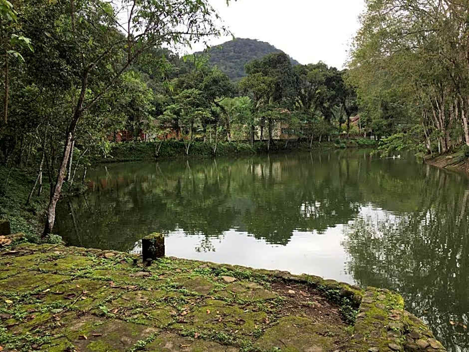 Caso em condomínio com lago, serra, campo e mar