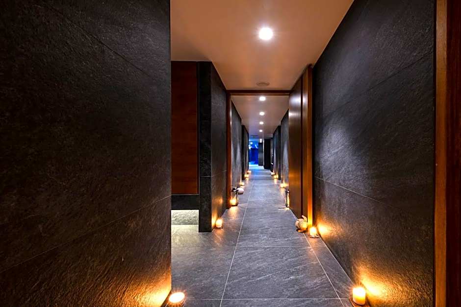 Ajax Hotel