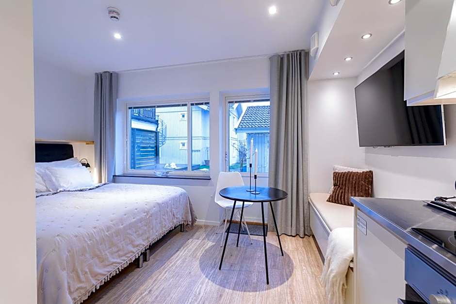 Easy Livin' Apartment Hotel