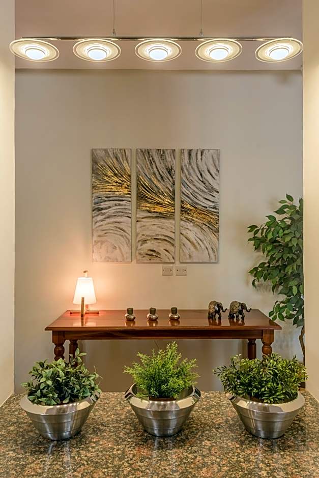 Sea Cliff Court Hotel & Luxury Apartments