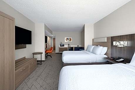 2 Queen Beds Suite Comm Access Tub