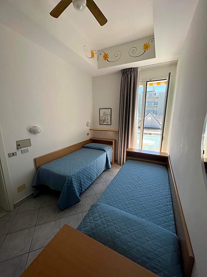 Hotel Villa dei Fiori - sul mare con piscina