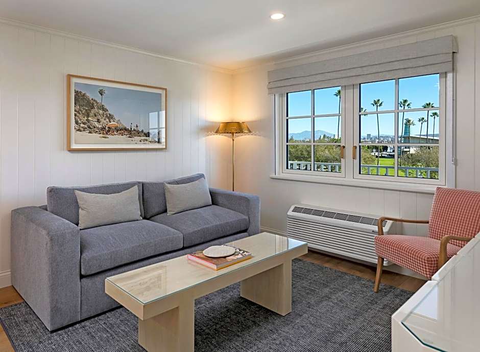 Bay Shores Peninsula Hotel