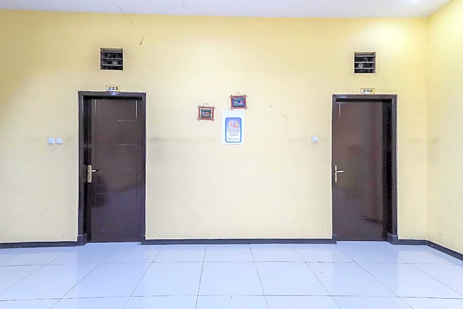 RedDoorz Plus near Museum Angkut Batu 4