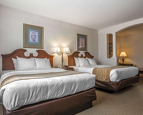 2 Queen Beds, Suite, Nonsmoking