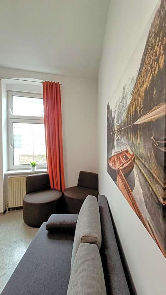 Near Schönbrunn - Economy Rooms in Shared Apartment at Meidling Train Station