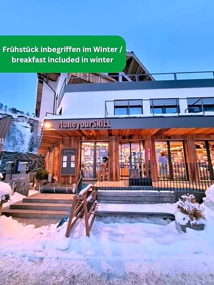 SKILL Mountain Lodge - Ski und Bike Hostel im Sommer mit JOKER CARD