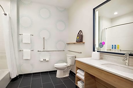 2 Queen Mobility/Hearing Access W/Tub