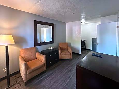 1 King Bed | Non-Smoking, Micfridge