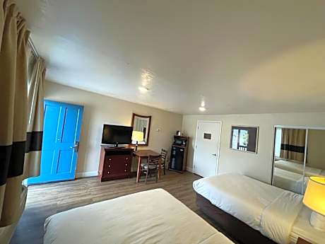 Queen Room with Two Queen Beds - Accessible/Non-Smoking