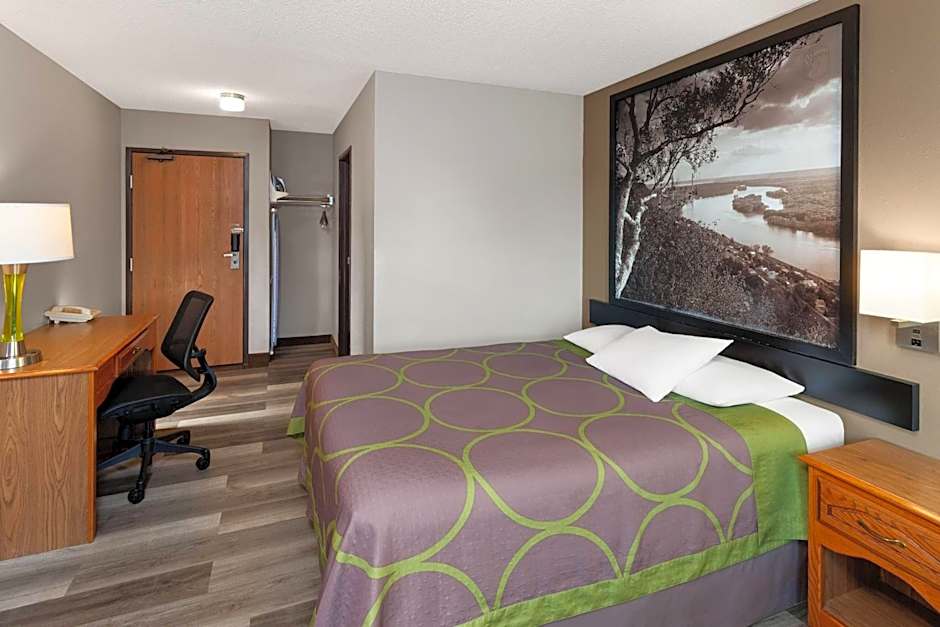 Super 8 by Wyndham Green Bay Near Stadium