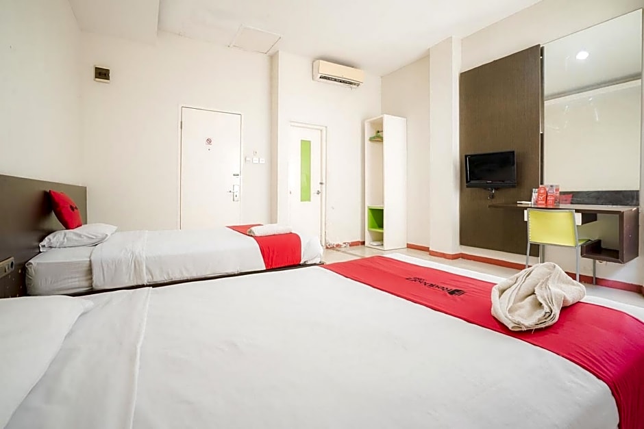 RedDoorz near Pantai Pede