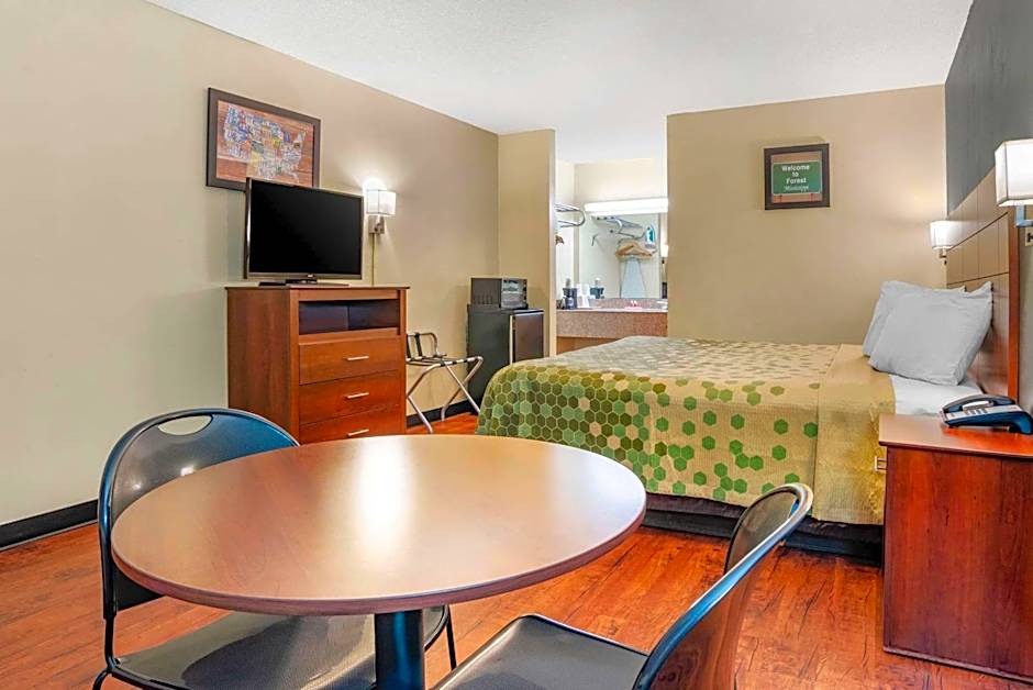 Econo Lodge Inn & Suites Forest