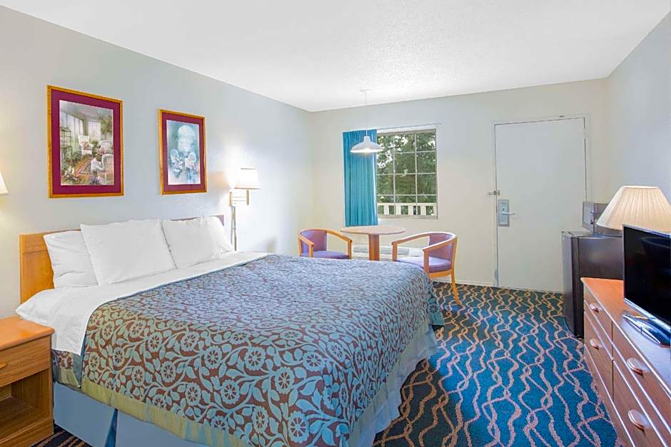 Photo 1 of 3 of 1 King Bed, Nonsmoking