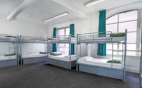 1 Person in 10-Bed Dormitory with Shared Bathroom - Mixed