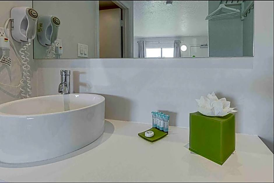 Travel Lodge by Wyndham 10 min from Disney