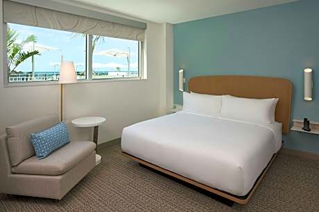 Guest room, 1 King, Pool view