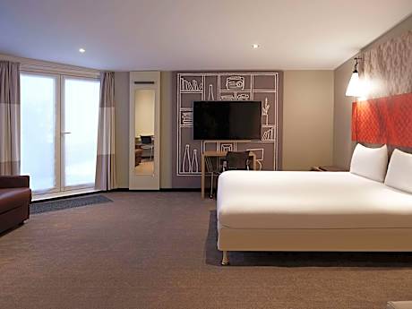 Standard room with 1 double and 3 single beds