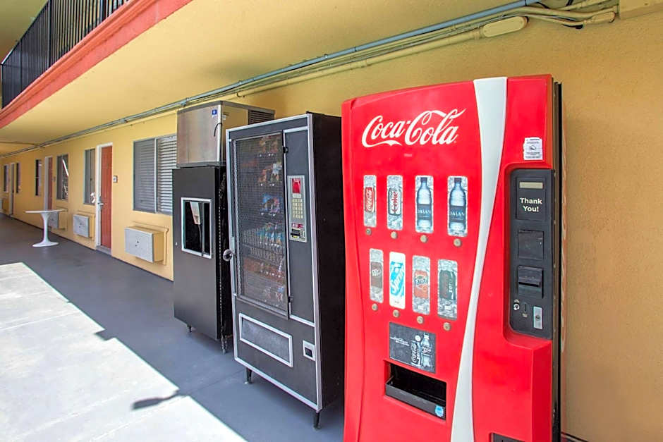 Howard Johnson Suites by Wyndham San Diego Chula Vista/BayFt