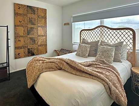 Three-Bedroom Apartment with Balcony