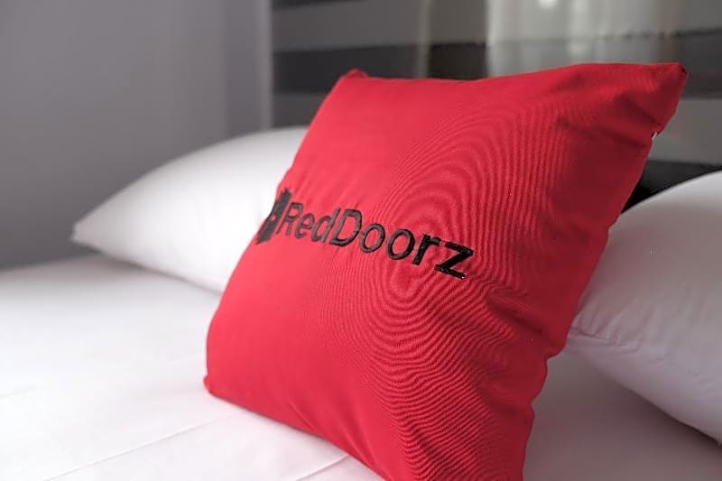 RedDoorz near Supermall Karawaci 2