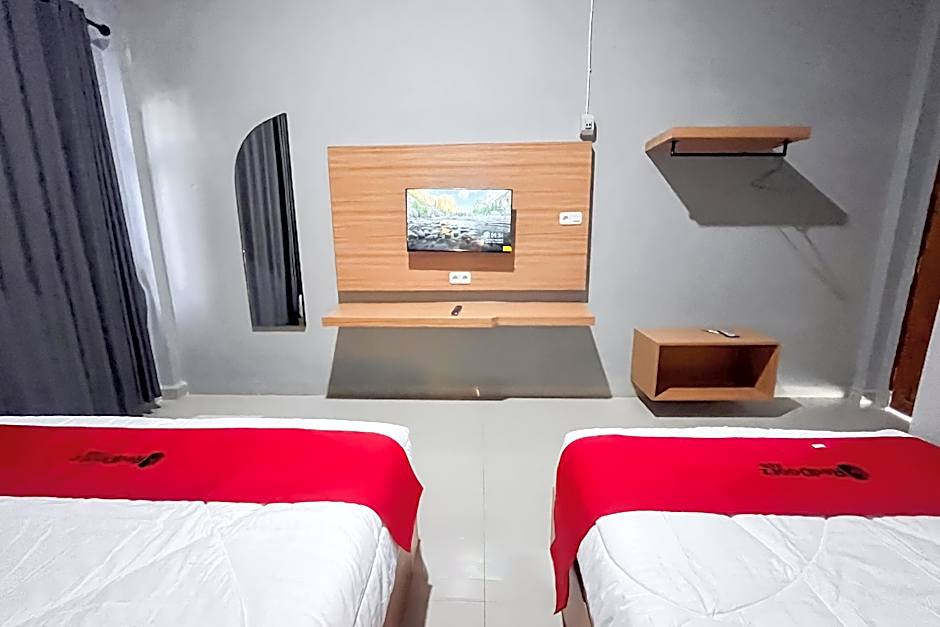 RedDoorz Plus @ New Favour Hotel Gunung Dempo