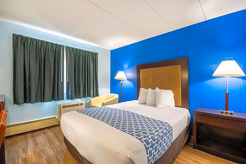 Econo Lodge Inn & Suites Windsor Locks Bradley Airport
