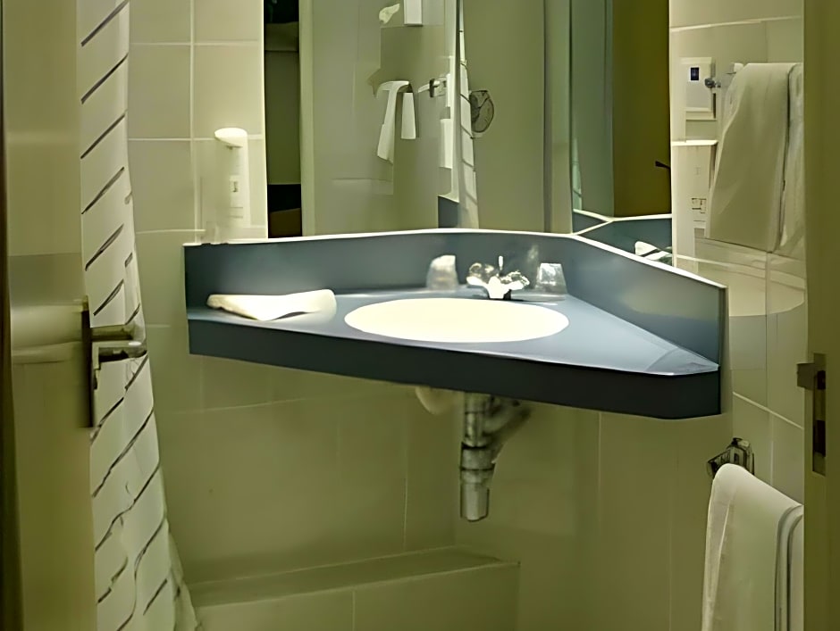 Holiday Inn Express London Gatwick Crawley By IHG