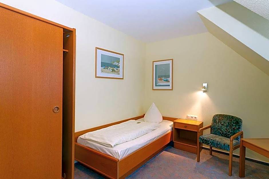 Photo 1 of 2 of Single Room