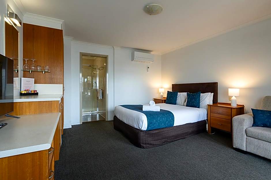 Waves Motel and Apartments