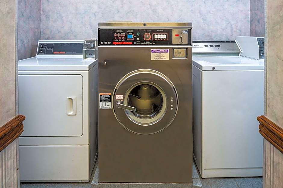 Days Inn by Wyndham Pontoon Beach