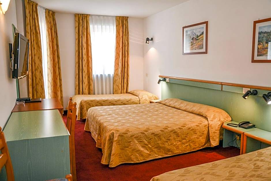 Photo 1 of 4 of Quadruple Room