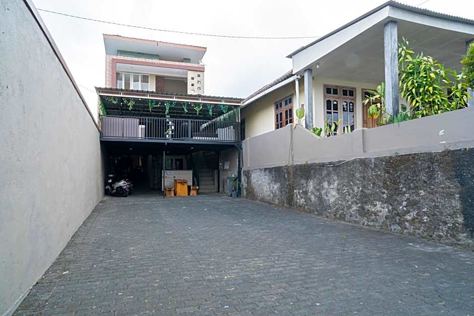 RedDoorz At Villa Akbar 3